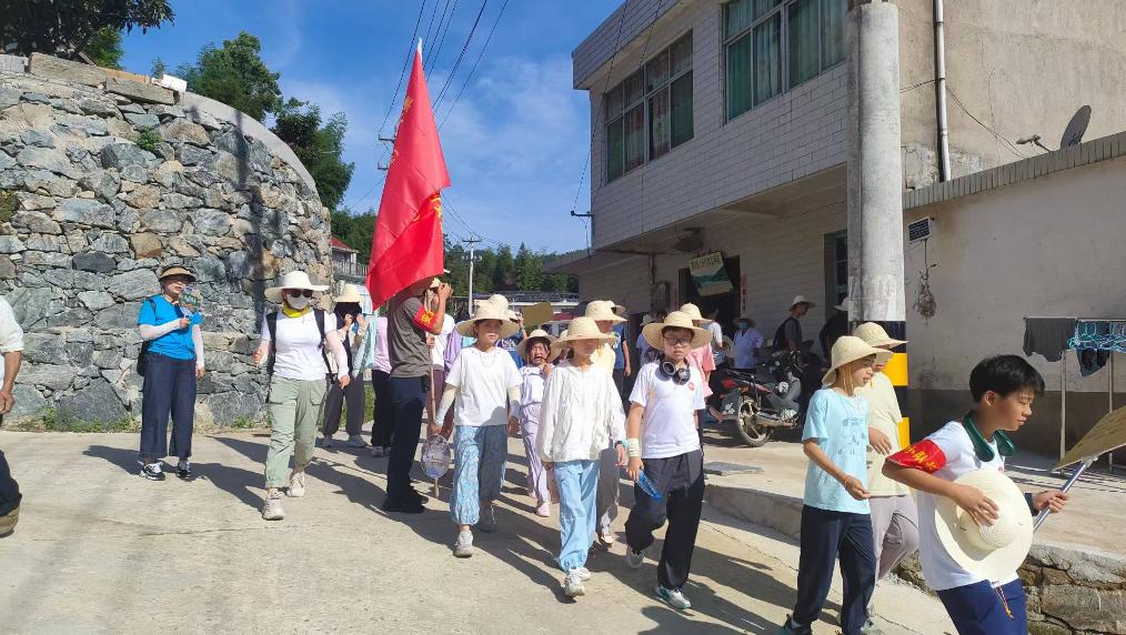九游体育-铭记历史 缅怀先烈丨红绿生“金” 大别山老区“焕”新景