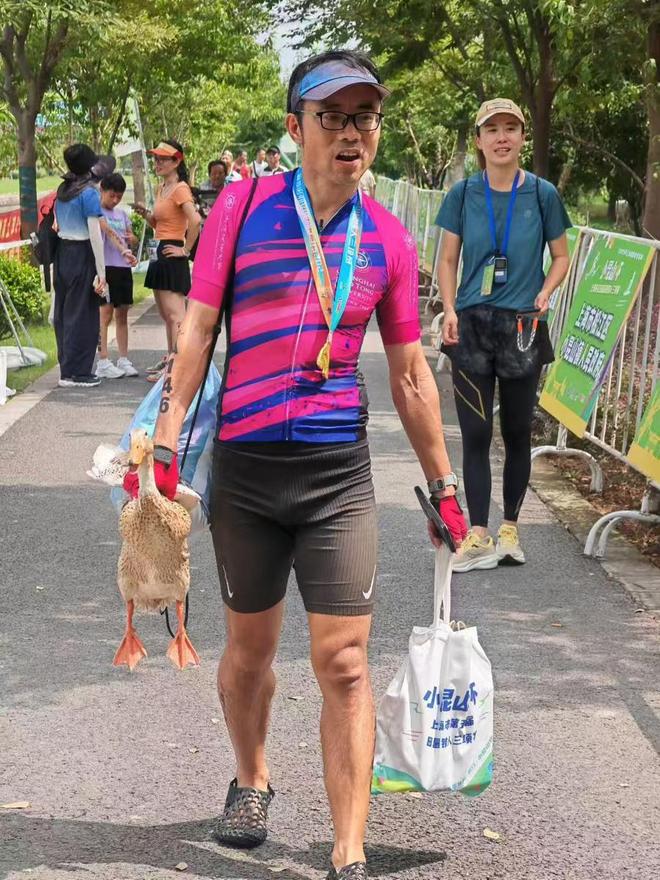 九游体育-观察:抓鸭子、集赞评这项田园铁三赛的好看、好玩、好办激发体育消费活力